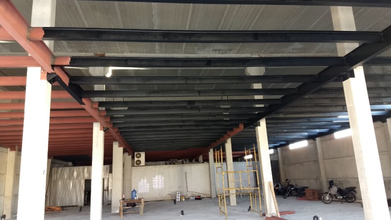 Imagem ilustrativa de Mezanino com revestimento em placa steel deck